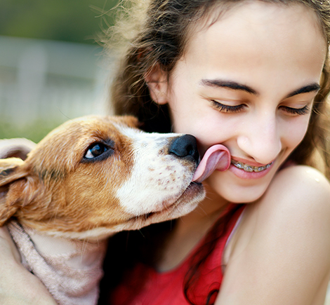 beagle-kissing-girl